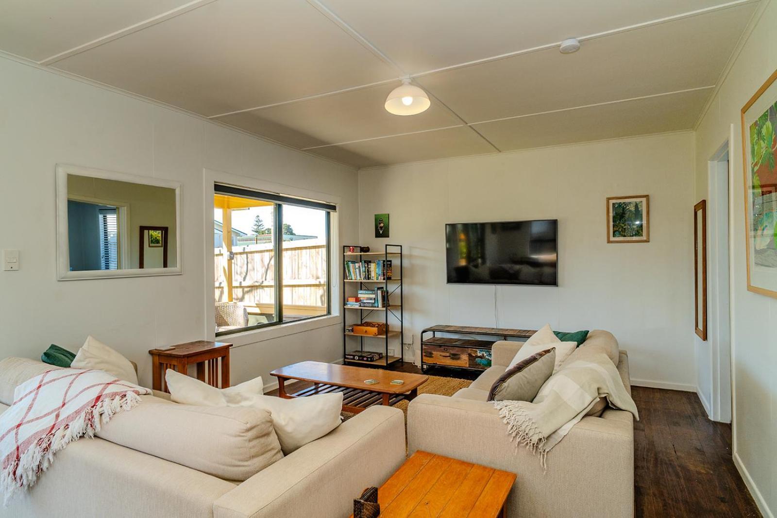 Fun Family Bach, Close To Beach And Shops! Waihi Buitenkant foto
