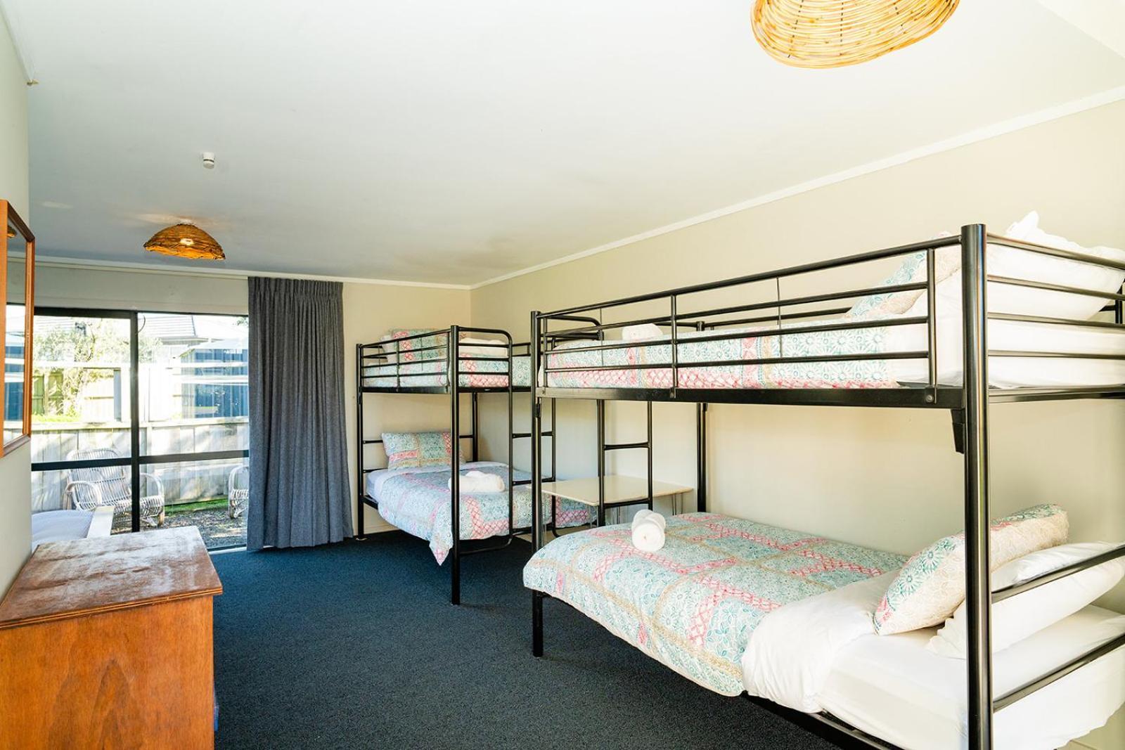 Fun Family Bach, Close To Beach And Shops! Waihi Buitenkant foto
