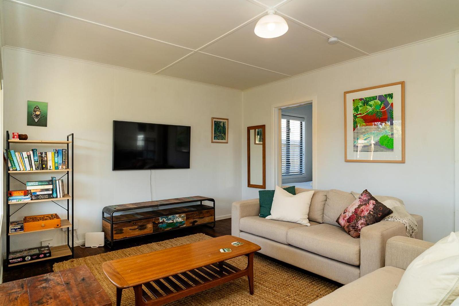 Fun Family Bach, Close To Beach And Shops! Waihi Buitenkant foto